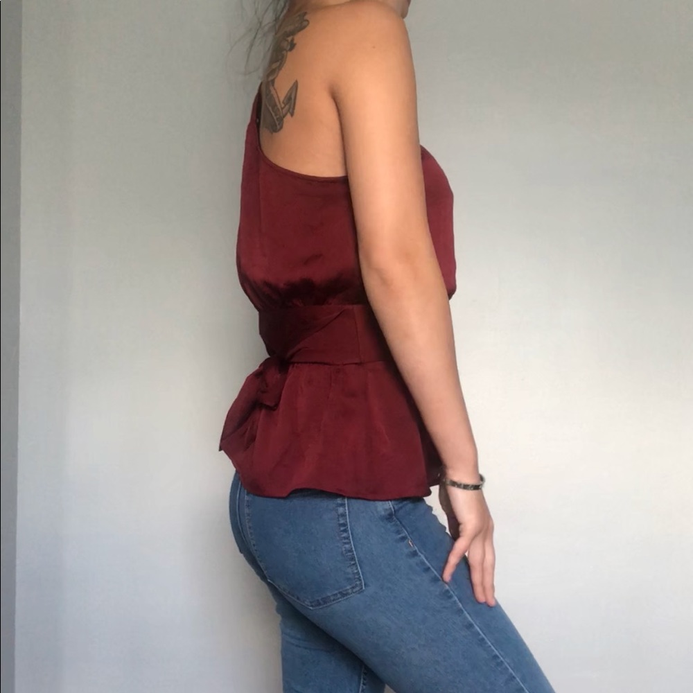 ⭐️4/$25 Express maroon one sleeve maroon blouse XS - Picture 2 of 8